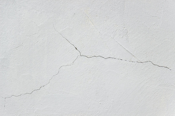 Серый гипс с трещиной
 - Фото, изображение