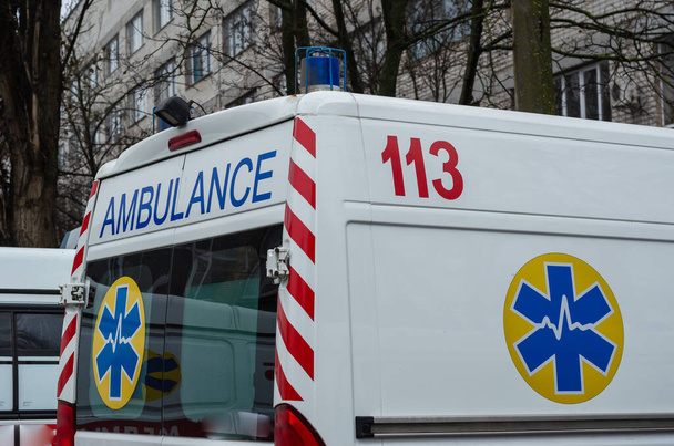 Odessa, Ucrania - 14 de diciembre de 2019: puerta de ambulancia. Ambulancia en el hospital de la ciudad. Enfoque selectivo
. - Foto, Imagen