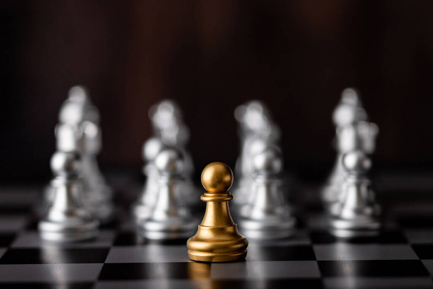 goud en zilver schaken aan boord in het spel - Foto, afbeelding