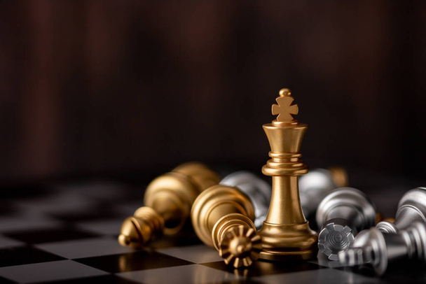 золотий король переможець, що стоїть в розпал падаючих шахів на борту в грі
 - Фото, зображення