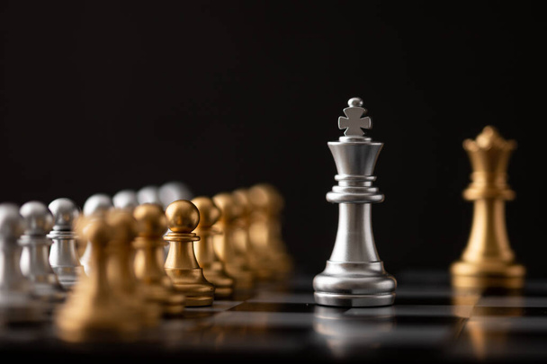 Rey de plata y reina de oro el líder del ajedrez en el juego a bordo
. - Foto, Imagen