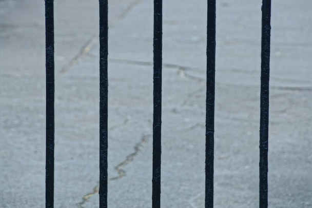 Gri arkaplandaki siyah demir çubukların metal dokusu - Fotoğraf, Görsel