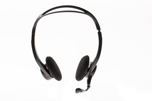 fekete headset fehér háttér - Fotó, kép