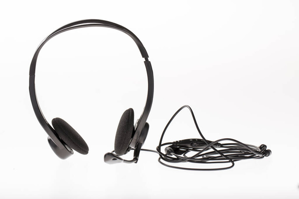 fekete headset fehér háttér - Fotó, kép