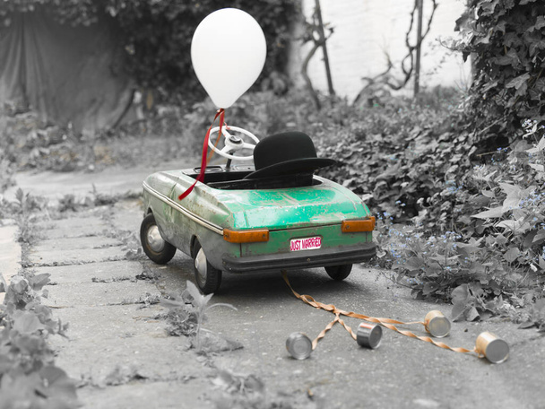 fotografía antigua viejo coche de juguete retro, como acaba de casarse imágenes del estado de ánimo del coche hechas para la decoración
  - Foto, Imagen
