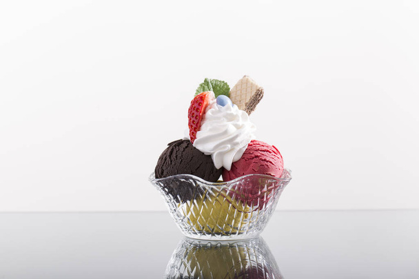простой ресторан мороженое со взбитыми сливками, и клубника
 - Фото, изображение