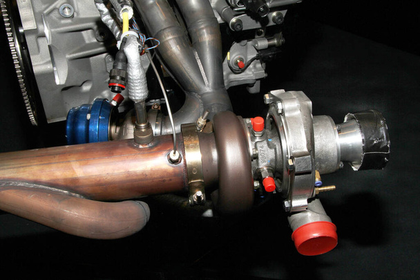 Moderne Turbo-Kompressoranlage für Hochleistungs-Fahrzeugmotor. - Foto, Bild