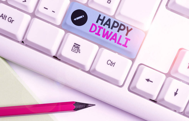 Käsiala teksti Happy Diwali. Käsite tarkoittaa festivaali valot, että vietetään miljoonia hinduja
. - Valokuva, kuva