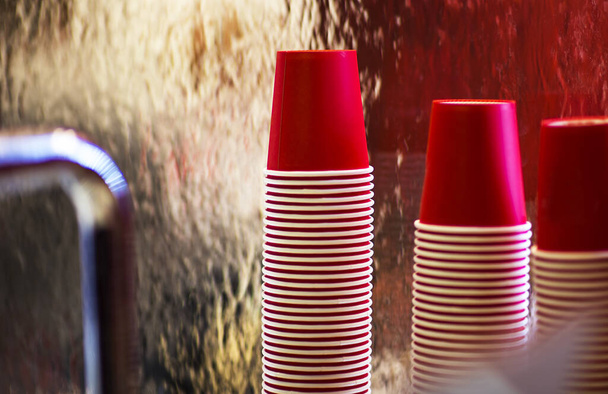 Lot of drinking paper coffee cups in piles. Stack of disposable coffee cup, selective focus - Foto, afbeelding