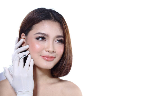 美しいアジアの女性は、プラスチック手術の前に目、鼻、眉、額、頬、顎をチェックしたい、スタジオ照明白い背景テキストロゴのためのコピースペース - 写真・画像