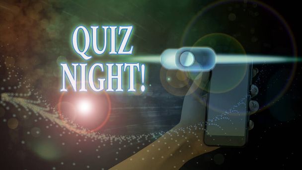 Tekst teken dat Quiz Night weergeeft. Conceptuele foto avond test kennis competitie tussen individuen. - Foto, afbeelding