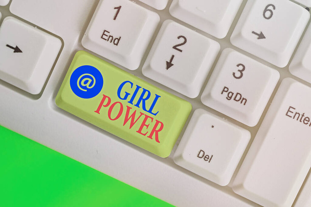 Wortschreibtext Girl Power. Geschäftskonzept für Durchsetzungsvermögen und Selbstbewusstsein von Mädchen oder jungen Frauen. - Foto, Bild
