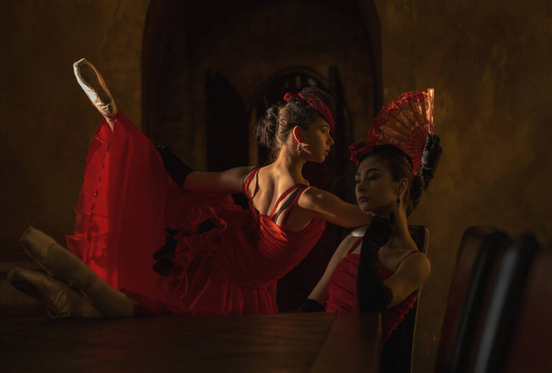 Két fiatal és gyönyörű balerina piros ruhában. Balerina projekt. Karmen!. - Fotó, kép