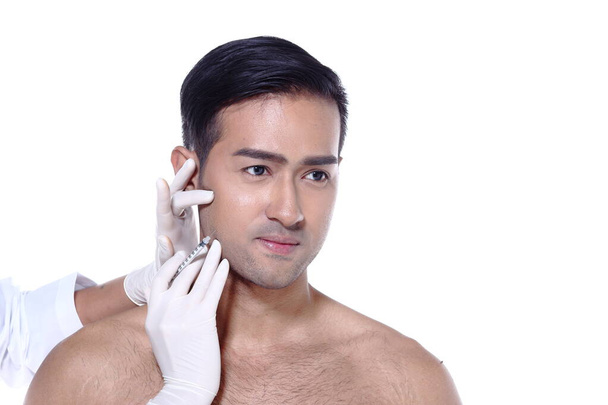 Азиатский мужчина хочет проверить глаза, нос, брови, лоб, щеку, подбородок перед пластической операцией, прикосновение к резиновым перчаткам медсестры, студия освещения белого фона копия пространства для текста логотипа
 - Фото, изображение