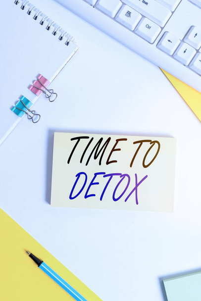 Detoxへの時間を示すメモを書く。毒素のあなたの体を浄化したり、薬物を停止するときのビジネス写真は、テキストメッセージのためのPCキーボードとコピースペースとフラットレイアウト. - 写真・画像