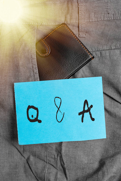 Handschrifttekst Q en A. Concept betekenis gedefinieerd als vragen worden gesteld en antwoorden Kleine kleine portemonnee in man broek voorzak in de buurt notatie papier. - Foto, afbeelding