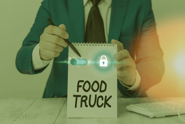 Käsiala tekstiä kirjallisesti Ruoka Truck. Käsite tarkoittaa suurta ajoneuvoa, jossa on ruoanlaitto- ja myyntitilat
. - Valokuva, kuva