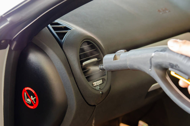 Limpia el aire del coche. Esterilización de calor por vapor en la limpieza de conductos de aire, desinfección de vehículos
. - Foto, Imagen