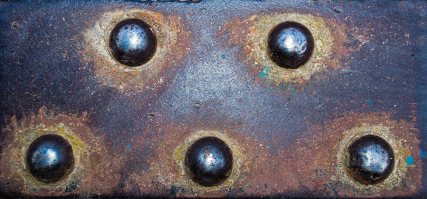 Poreuze plaat van oud metaal met klinknagels in detail - Foto, afbeelding