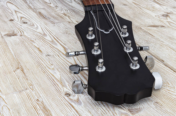 Fingerboard šestistrunného hudebního nástroje s nataženými strunami - Fotografie, Obrázek