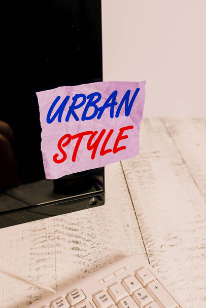 Konzeptionelle Handschrift, die Urban Style zeigt. Business-Foto zeigt Mode, die aus der Graswurzel Streetwear Notation Papier Computerbildschirm in der Nähe der weißen Tastatur entstanden sind. - Foto, Bild