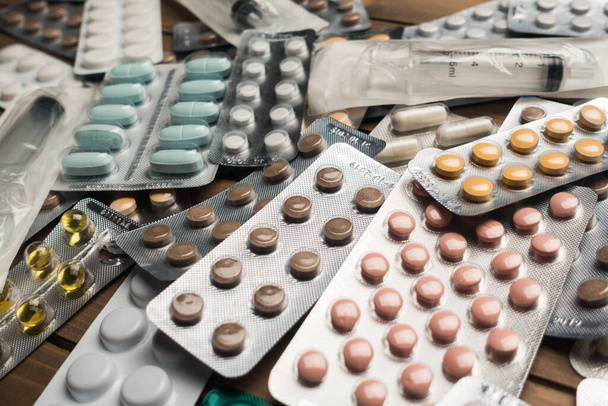 Крупный план различных таблеток на столе с таблетками, концепция фармацевтической промышленности
 - Фото, изображение