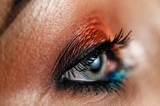 Maquiagem de olhos cor-de-rosa em macro shot. Sombreamento perfeito. Maquiagem criativa
 - Foto, Imagem