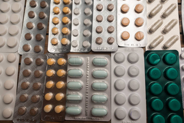 錠剤、製薬業界の概念とテーブルの上のさまざまな薬の閉鎖ショット - 写真・画像