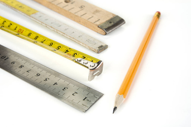 Различные метры на белом фоне с карандашом
 - Фото, изображение