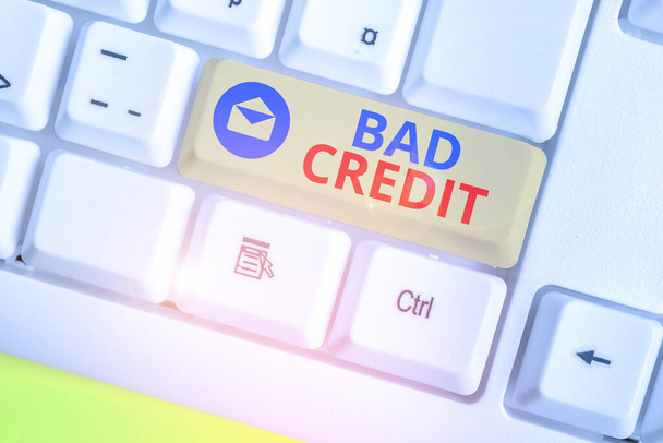 Piszę notatkę z "Bad Credit". Zdjęcie biznesowe pokazujące niezdolność demonstracji lub firmy do spłaty długu na czas. - Zdjęcie, obraz