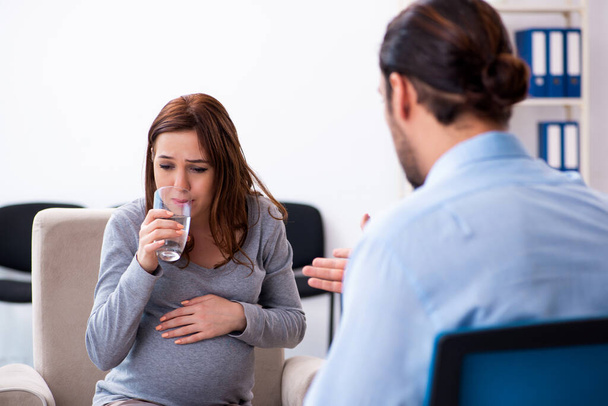 Беременная женщина посещает молодого психолога - Фото, изображение