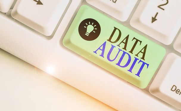 Nota de escrita mostrando Data Audit. Fotografia de negócios mostrando auditoria de dados para avaliar sua qualidade para um propósito específico
. - Foto, Imagem