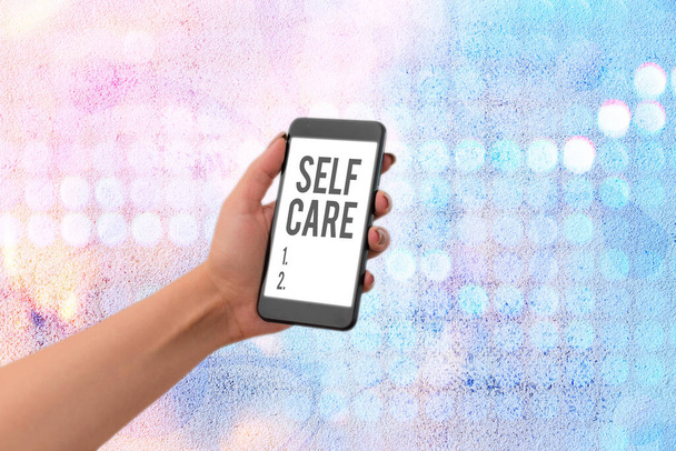 Słowo pisanie tekstu Self Care. Koncepcja biznesowa dla praktyki podejmowania działań w celu zachowania lub poprawy zdrowia własnego. - Zdjęcie, obraz