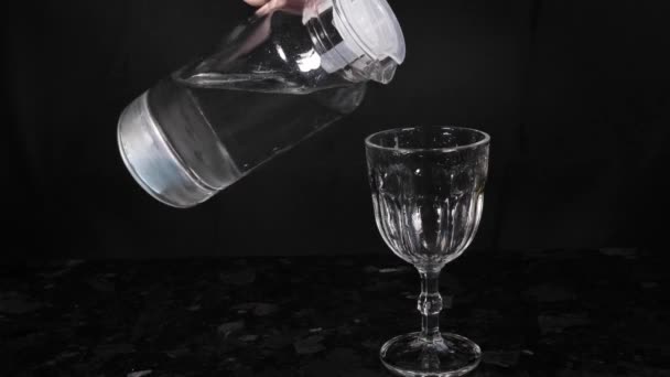 Despeje água potável em um copo
 - Filmagem, Vídeo