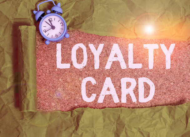 Sana kirjoittaa tekstiä Loyalty Card. Liiketoimintakonsepti, jota käytetään varastossa käytetystä rahasta myönnettyjen luottopisteiden kirjaamiseen
. - Valokuva, kuva