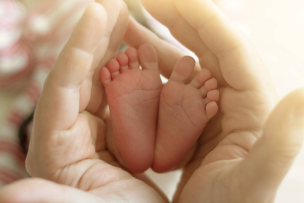 近くに小さな赤ん坊の足。育児、安全、教育の概念 - 写真・画像