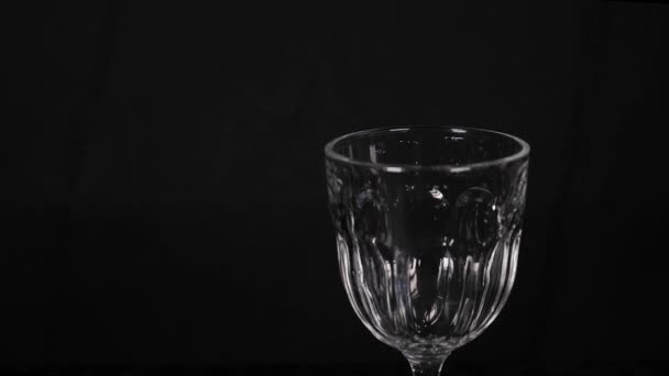Wlewanie wody do szklanki - Materiał filmowy, wideo