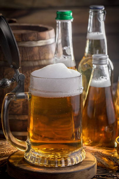 Bière légère dans un verre, sur un fond ancien. - Photo, image