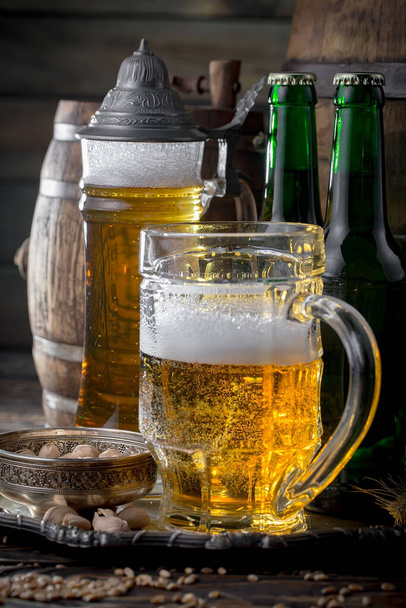 Легкое пиво в стакане на столе - Фото, изображение