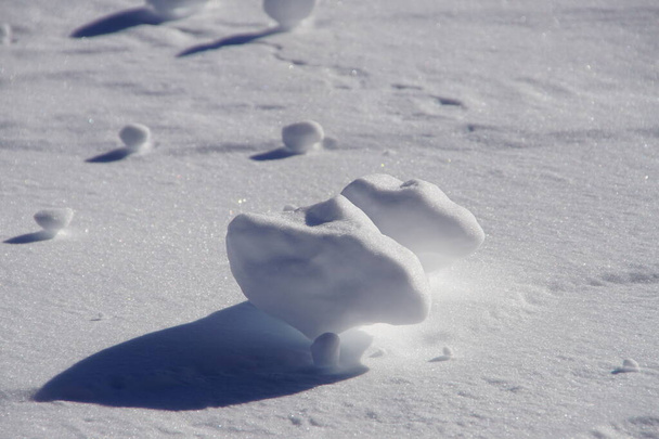 Superficie de nieve y hielo con bolas de nieve y rastros
 - Foto, Imagen