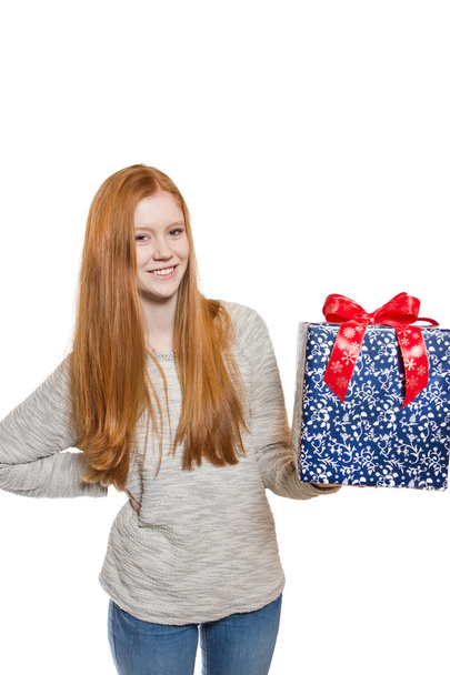Nuori punatukkainen tyttö esittää lahja
 - Valokuva, kuva