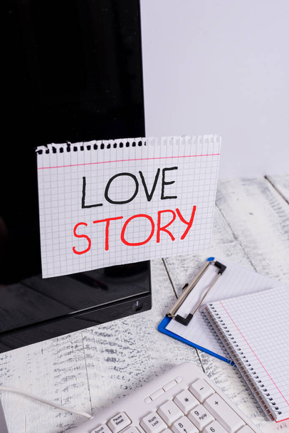 Schreiben Notiz zeigt Love Story. Business-Foto, das es zeigt, ist so etwas wie ein Roman oder Film über eine Liebesbeziehung Notizpapier auf schwarzen Computerbildschirm in der Nähe von Tastatur und stationär geklebt. - Foto, Bild