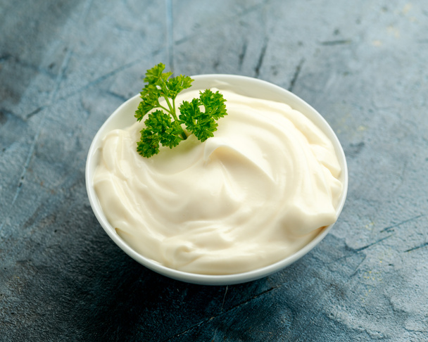 Salsa de mayonesa en un tazón blanco sobre una vieja mesa rústica
 - Foto, Imagen