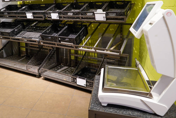 leeggemaakt bevroren voedsel sectie in een supermarkt als gevolg van Covid-19 virus paniek winkelen en horten - Foto, afbeelding