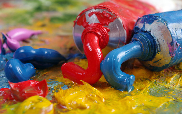 Palette sanat yağı boyası olan tüpler. Renkli sanat üst görünümü boyar - Fotoğraf, Görsel