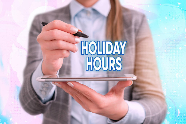 Znak tekstowy przedstawiający godziny urlopu. Zdjęcie koncepcyjne praca w nadgodzinach dla pracowników w ramach elastycznych harmonogramów pracy. - Zdjęcie, obraz