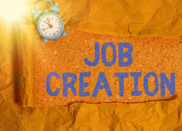 Scrittura di testi a mano Job Creation. Concetto che implica la creazione di nuove opportunità di occupazione retribuita
. - Foto, immagini