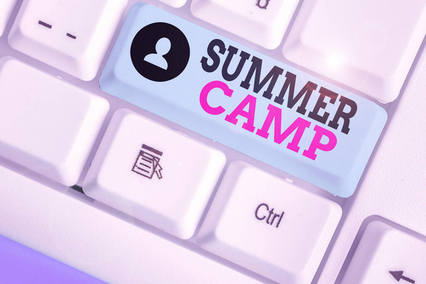 Escrita conceitual mostrando Summer Camp. Programa supervisionado de texto de foto de negócios para crianças realizado durante o verão
. - Foto, Imagem