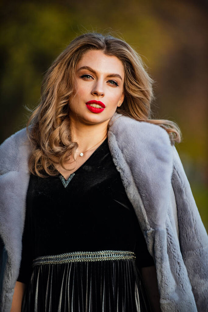 elegant woman wear fur coat. stylish lady wear faux fur. Versatile Textures. fashion and beauty. successful businesswoman in outdoor. autumn female outfit. apparel for european winter - 写真・画像