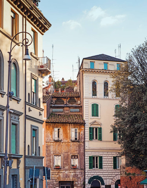 Old street in Rome, Italy. View of old cozy street in Rome. - Foto, Imagen